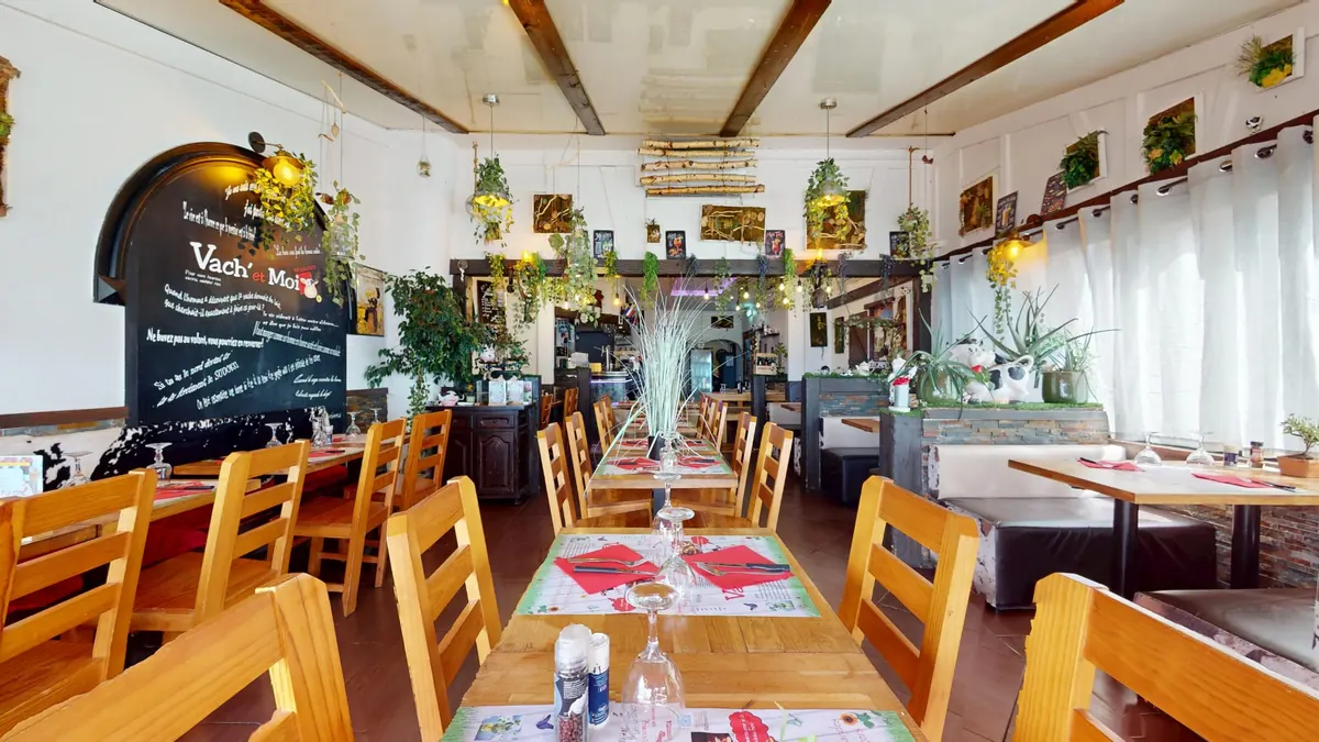 Salle lumineuse avec tables en bois