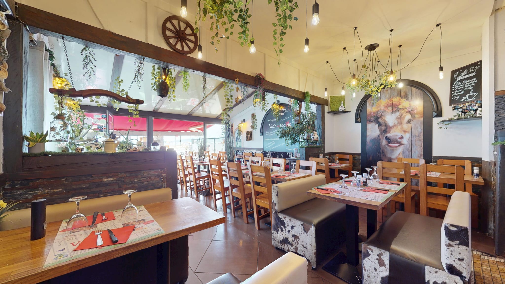 Banquettes et tables du restaurant