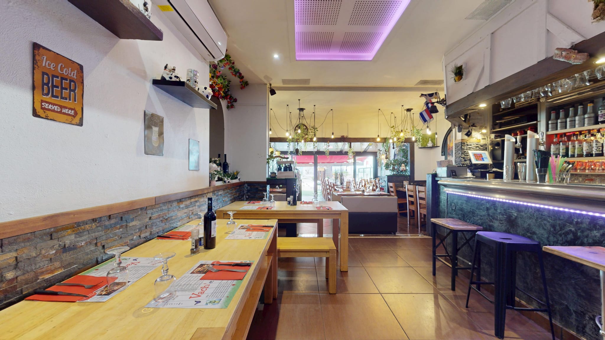 Comptoir et salle de Vach et Moi